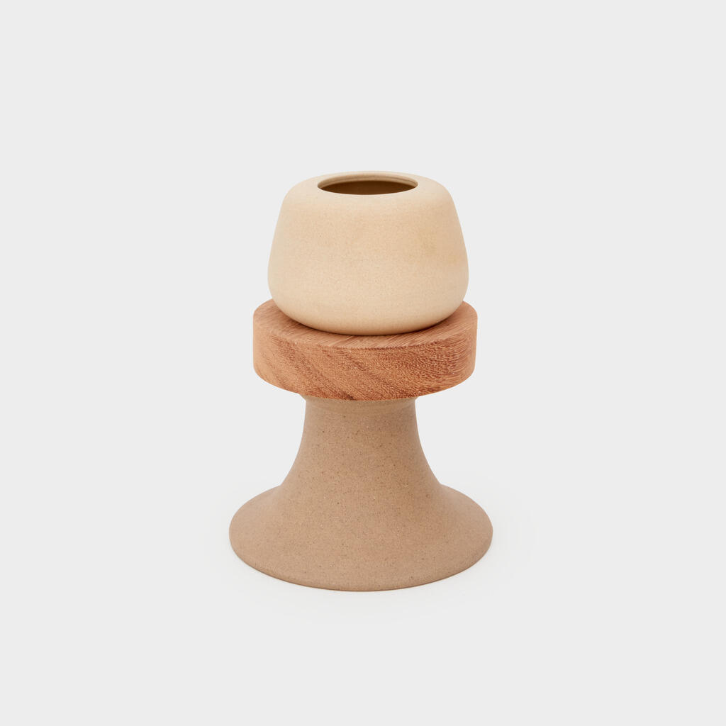 VASO CERÂMICA OCRE LONGO BASE MADEIRA