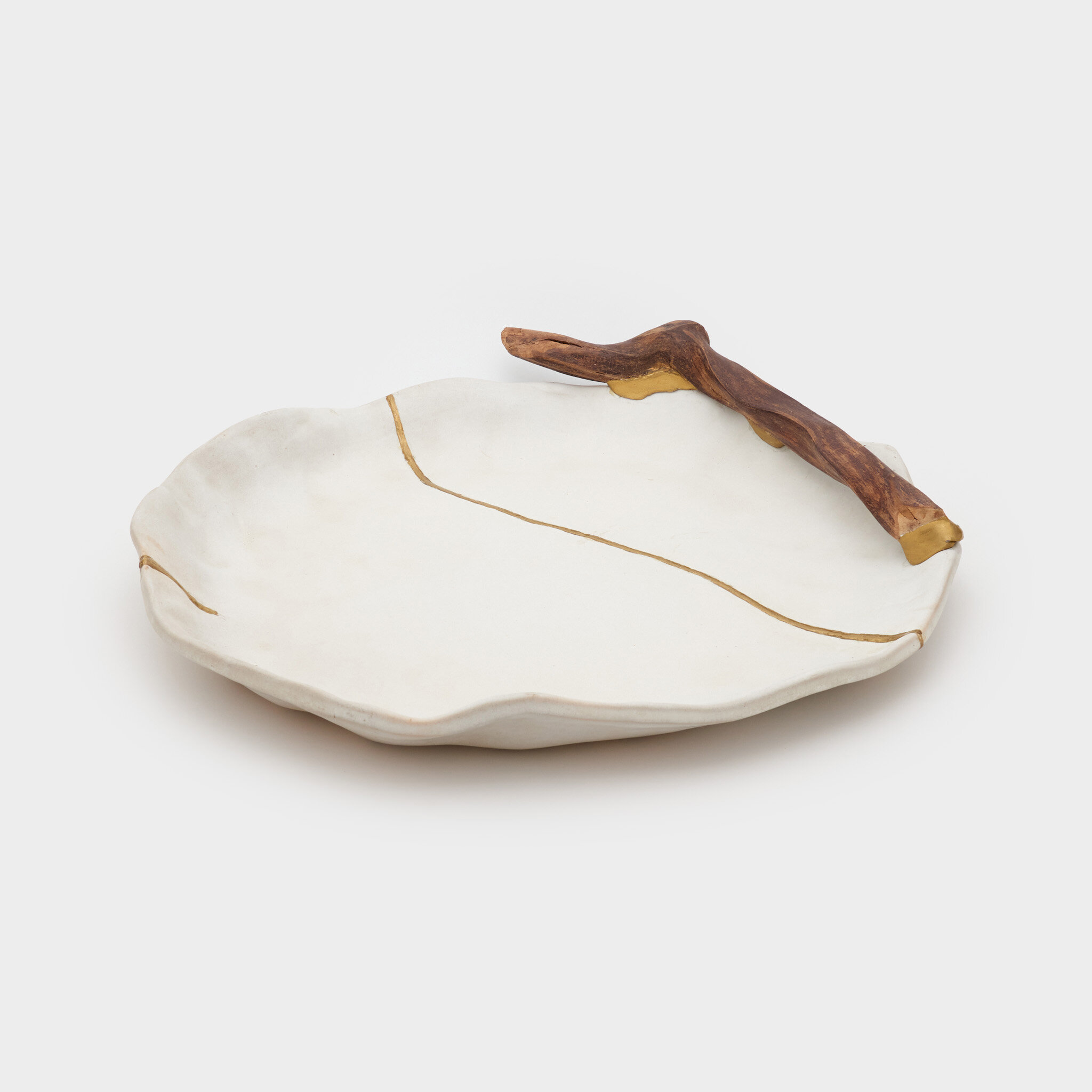 TRAVESSA CERÂMICA CRU DOURADO FOLHA ABERTA E TRONCO