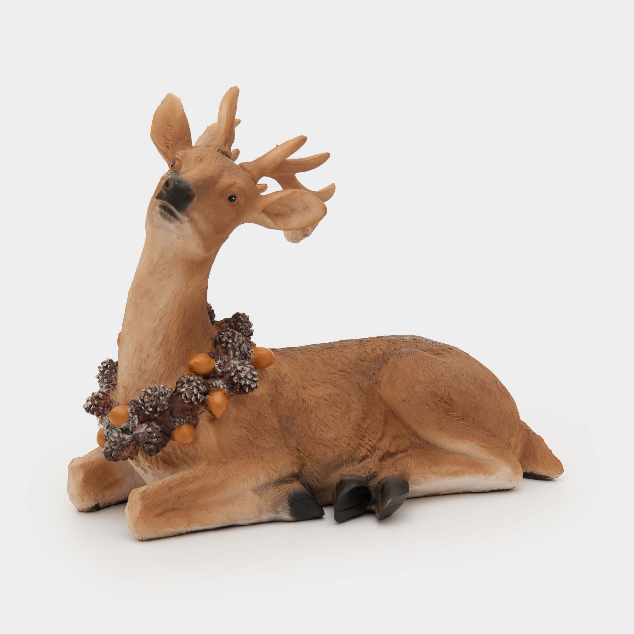 ESCULTURA RENA DEITADA COM COLAR DE PINHAS