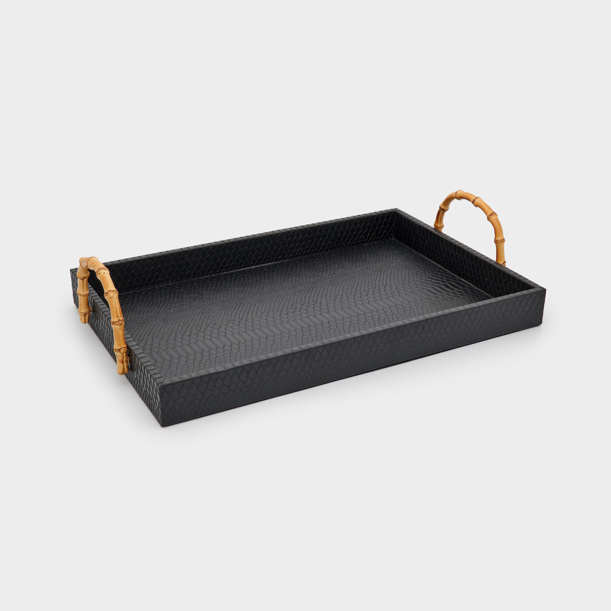 BANDEJA RETANGULAR COURO PRETA ALÇA BAMBU
