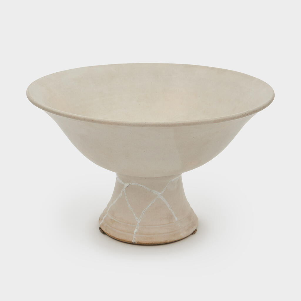 FRUTEIRA CLÁSSICA CERÂMICA CRU COM PÉ E LINHAS BRANCAS