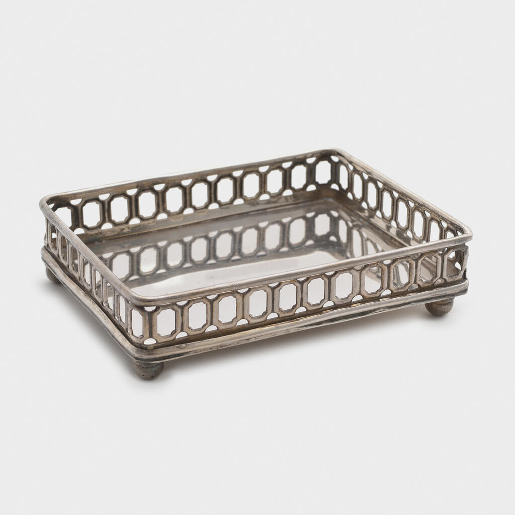 BANDEJA RETANGULAR ESTANHO GRADE COM PÉ