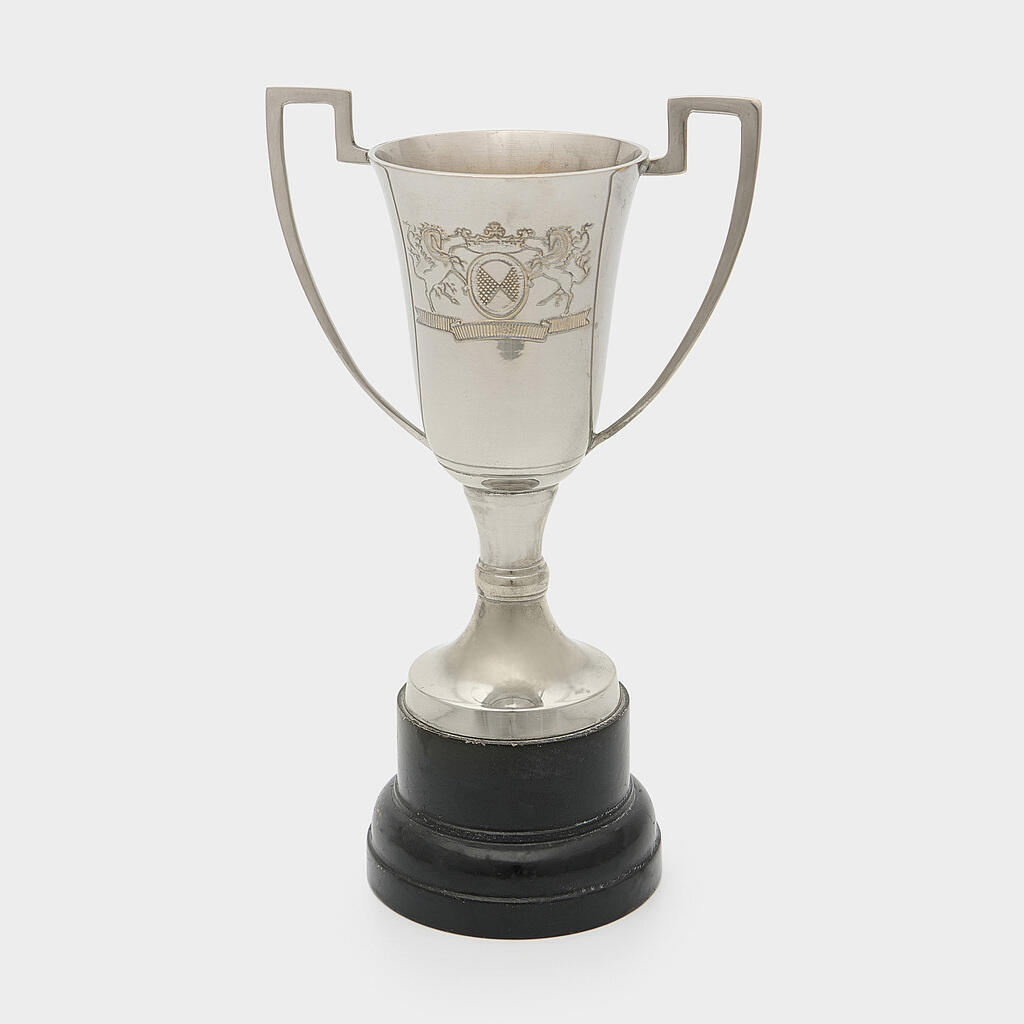 TAÇA PRATA BRASÃO BASE PRETA