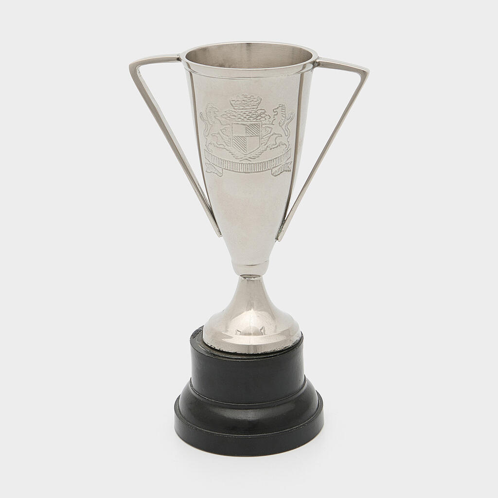 TAÇA PRATA BRASÃO BASE PRETA