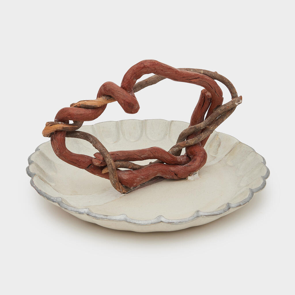 TRAVESSA CERÂMICA CRU ONDULADA FILETE PRATA ALÇA TRONCO TORCIDO