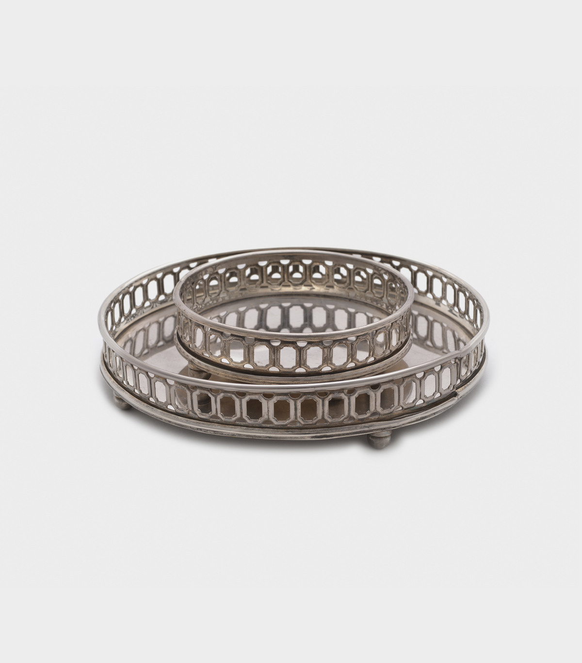 BANDEJA REDONDA ESTANHO GRADE COM PÉ