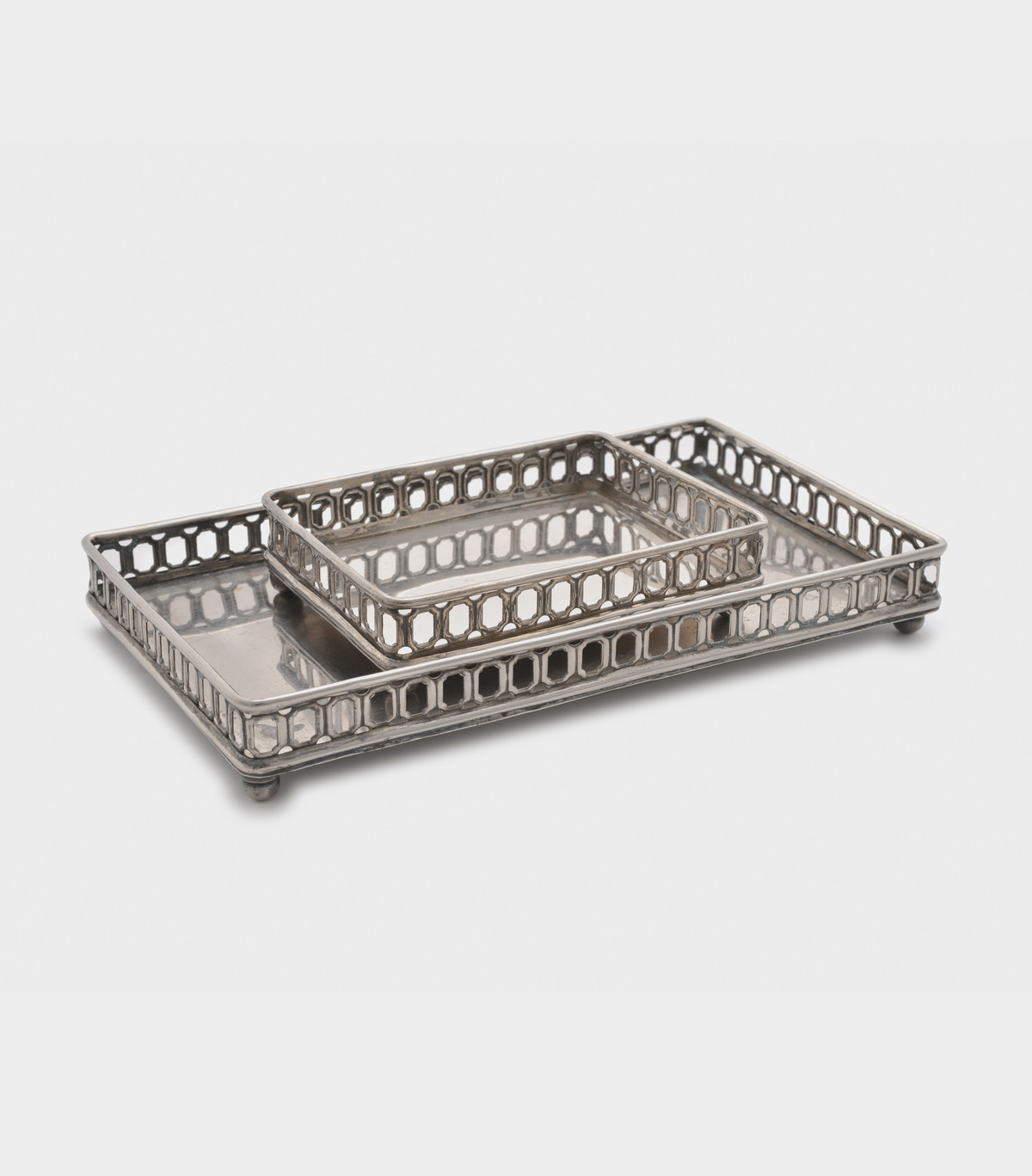 BANDEJA RETANGULAR ESTANHO GRADE COM PÉ