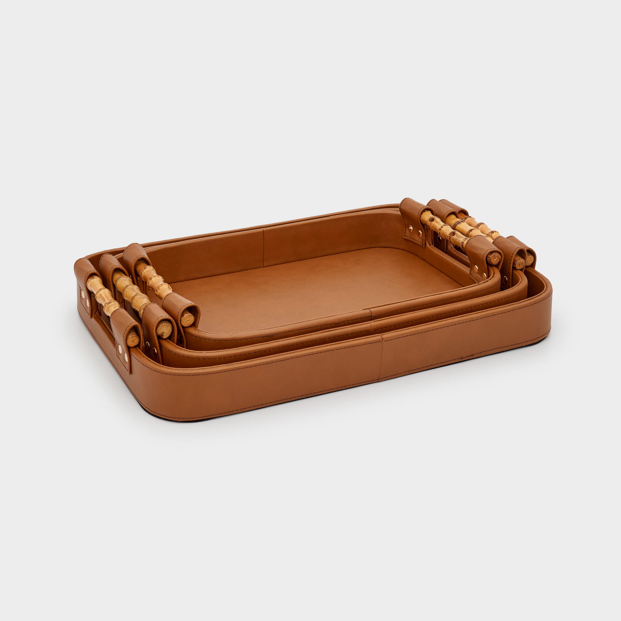 BANDEJA OVAL COURO MARROM ALÇA BAMBU