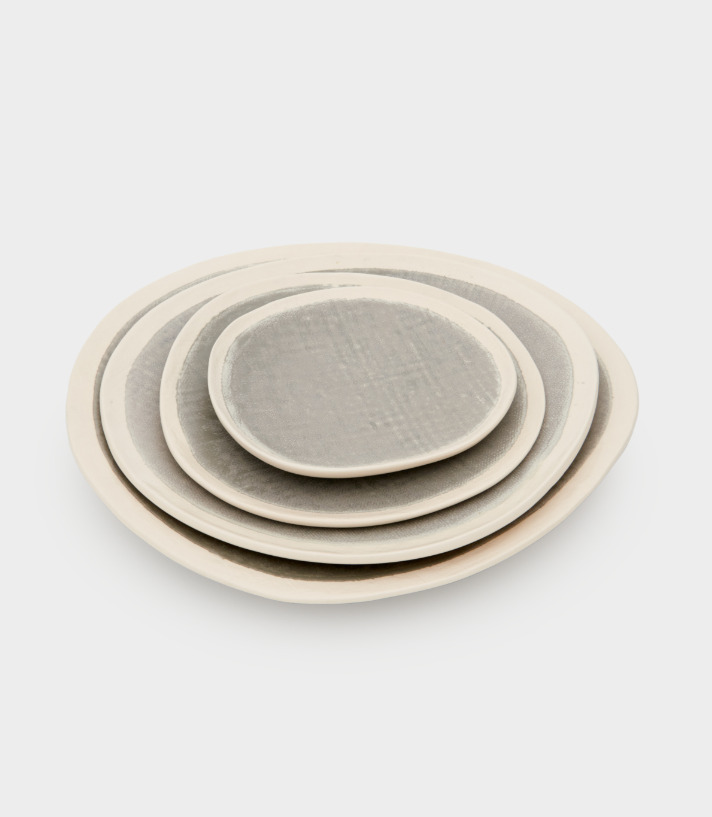 PRATO ORGÂNICO CERÂMICA CINZA FAIXA CRU