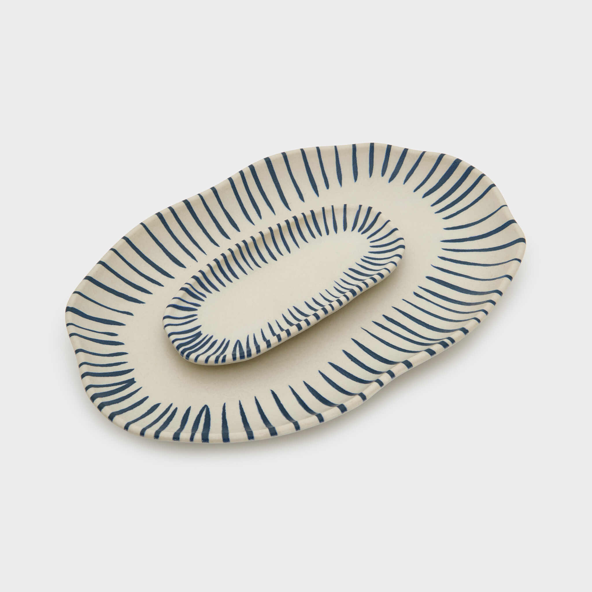 PRATO OVAL ORGÂNICO CERÂMICA CRU BORDA LISTRA AZUL