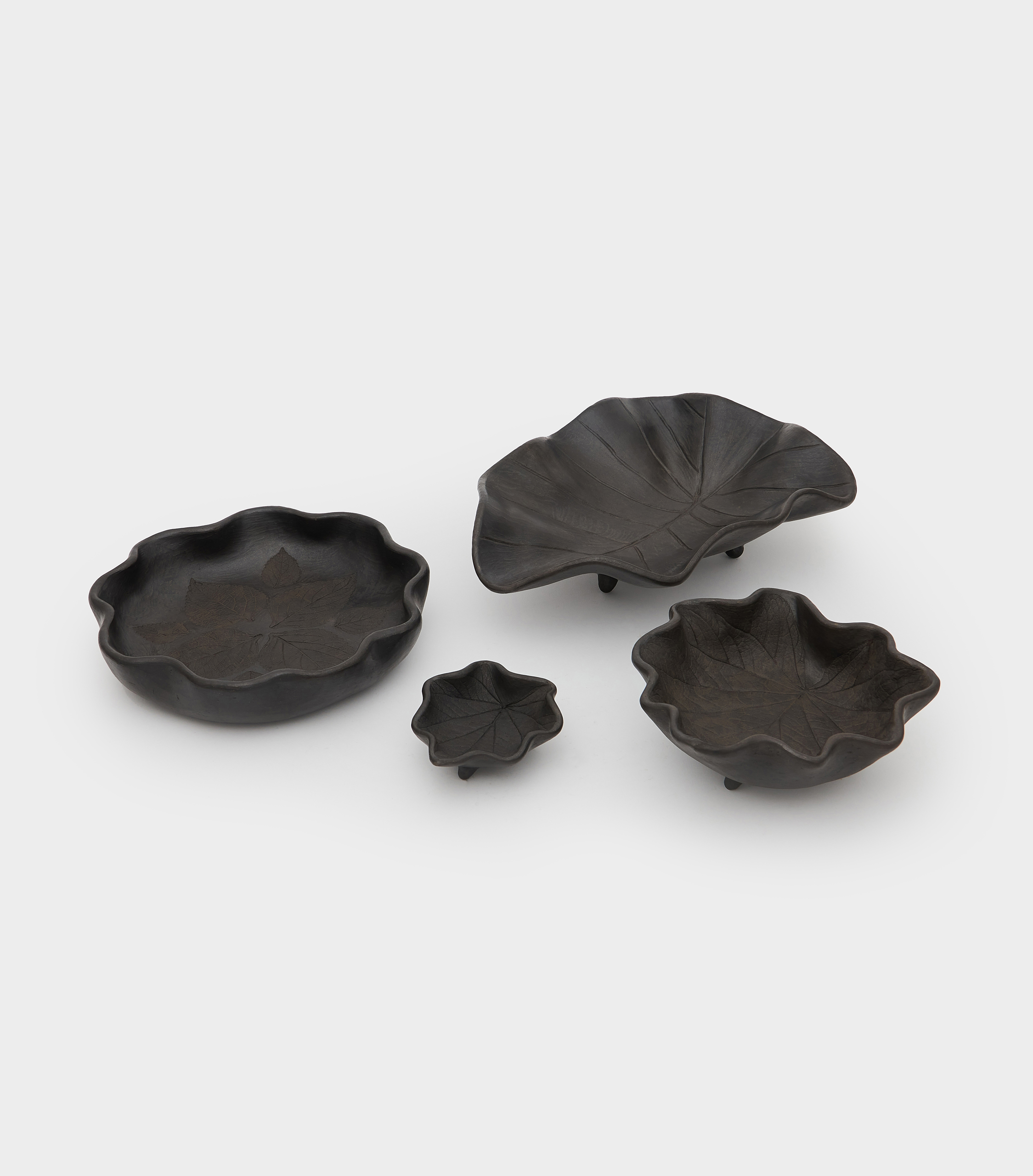 CENTRO DE MESA FOLHA CERÂMICA PRETO 3 PÉS